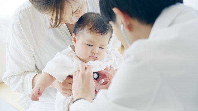 診察室で耳鼻咽喉の診察に使う機器を用いている様子
