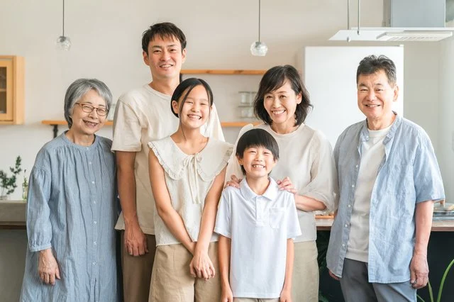 笑顔で会話する患者と家族